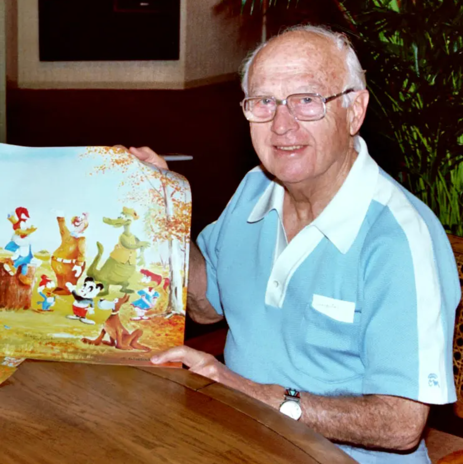 “Lantz in 1983 in een kunstwinkel in Honolulu, waar hij een schilderij van Woody Woodpecker toont. (Met dank aan Alan Light/CC BY 2.0)