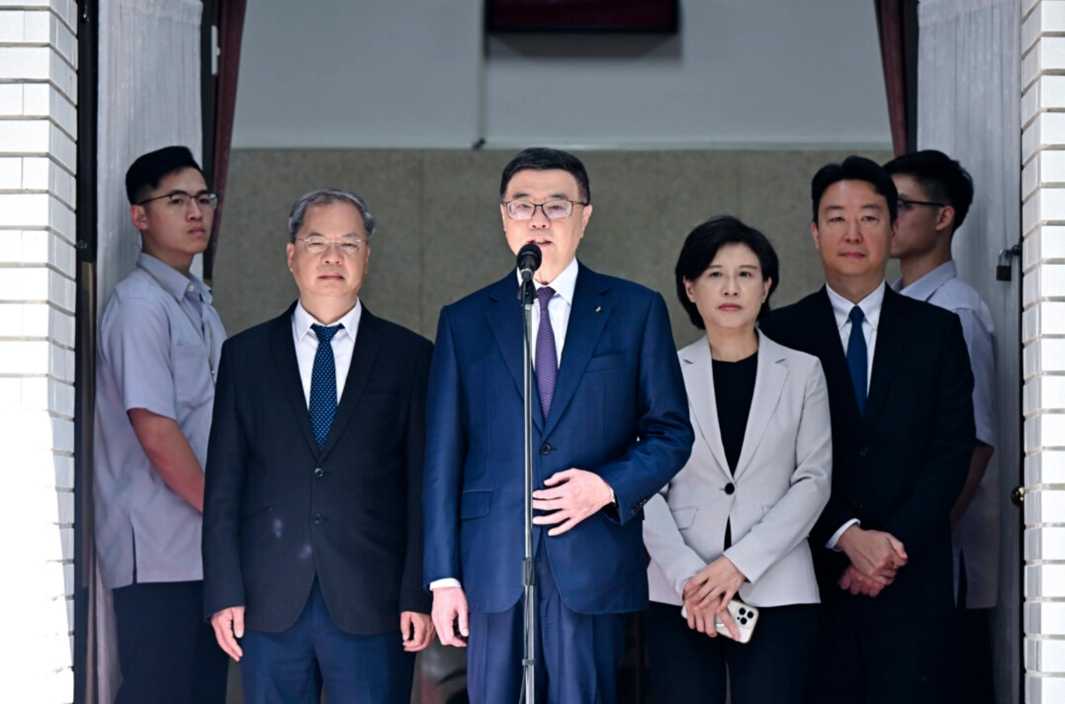 De Taiwanese premier Cho Jung-tai (m) voor de Wetgevende Yuan in Taipei, Taiwan, op 11 juni 2024. Sung Pi-Lung/The Epoch Times