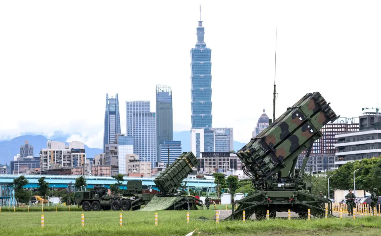 Patriot-luchtafweersystemen van de luchtmacht zijn opgesteld in een lokaal park tijdens de jaarlijkse Han Kuang-manoeuvres van Taiwan in Taipei, Taiwan, op 11 juli 2025. I-Hwa Cheng/AFP via Getty Images