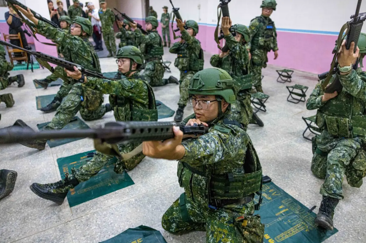 Reservisten nemen deel aan de pre-gevechtstraining tijdens de 41e jaarlijkse Han Kuang-manoeuvres in Miaoli, Taiwan, op 9 juli 2025. Annabelle Chih/Getty Images