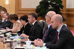 De Franse president Emmanuel Macron spreekt op 4 december 2025 tijdens een bijeenkomst in Peking met de Chinese leider Xi Jinping (niet zichtbaar). Adek Berry-Pool/Getty Images