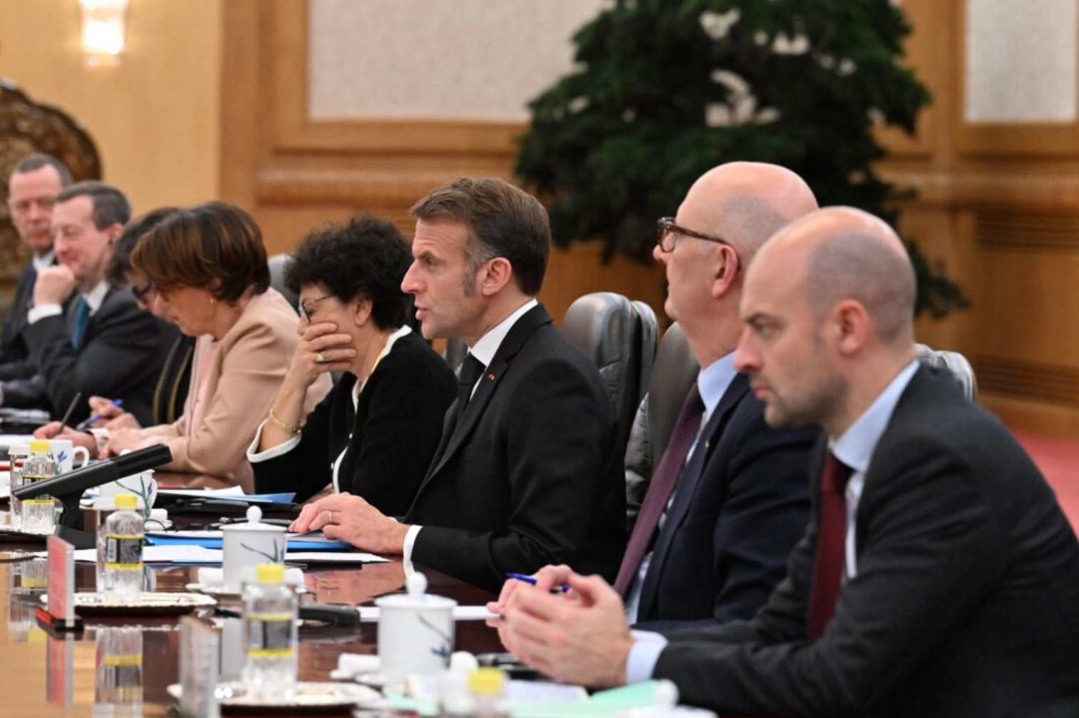 De Franse president Emmanuel Macron spreekt op 4 december 2025 tijdens een bijeenkomst in Peking met de Chinese leider Xi Jinping (niet zichtbaar). Adek Berry-Pool/Getty Images