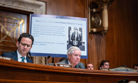Senator Lindsey Graham (R-S.C.) (C) tijdens een hoorzitting op Capitol Hill in Washington op 3 december 2025. Madalina Kilroy/The Epoch Times.