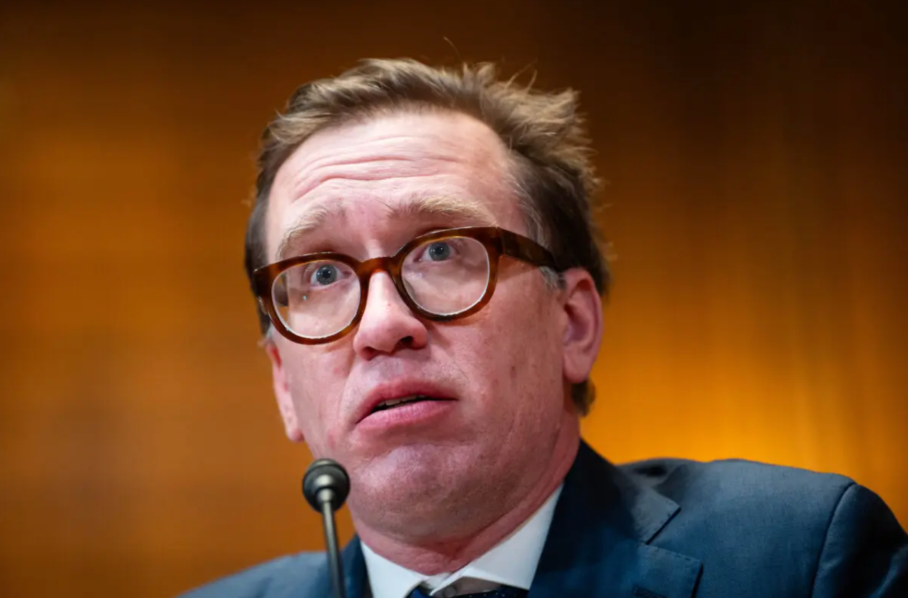Nathaniel Raymond, uitvoerend directeur van het Humanitarian Research Lab aan de Yale School of Public Health, getuigt tijdens een hoorzitting op Capitol Hill in Washington op 3 december 2025. Madalina Kilroy/The Epoch Times.
