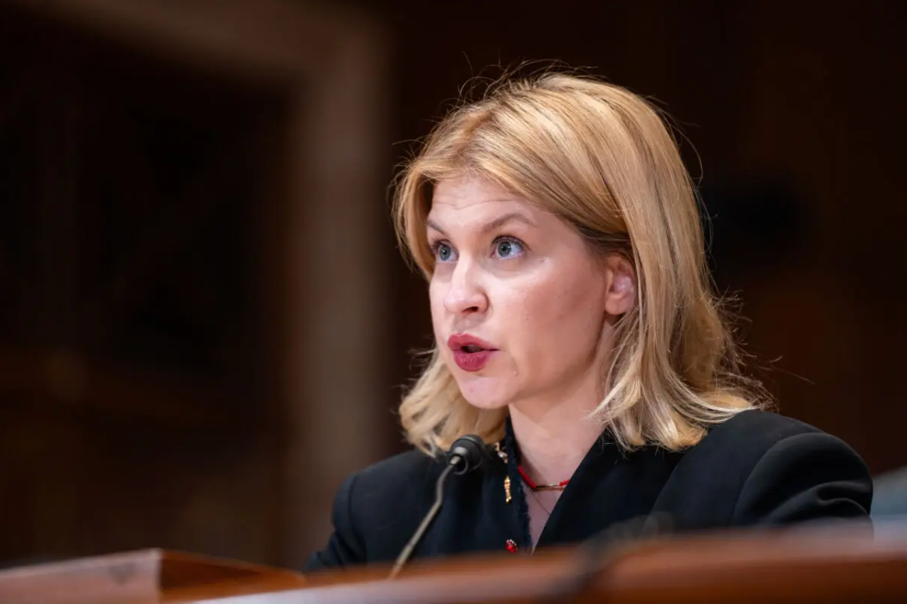 Olga Stefanishyna, de Oekraïense ambassadeur in de Verenigde Staten, getuigt tijdens een hoorzitting op Capitol Hill in Washington op 3 december 2025. Madalina Kilroy/The Epoch Times