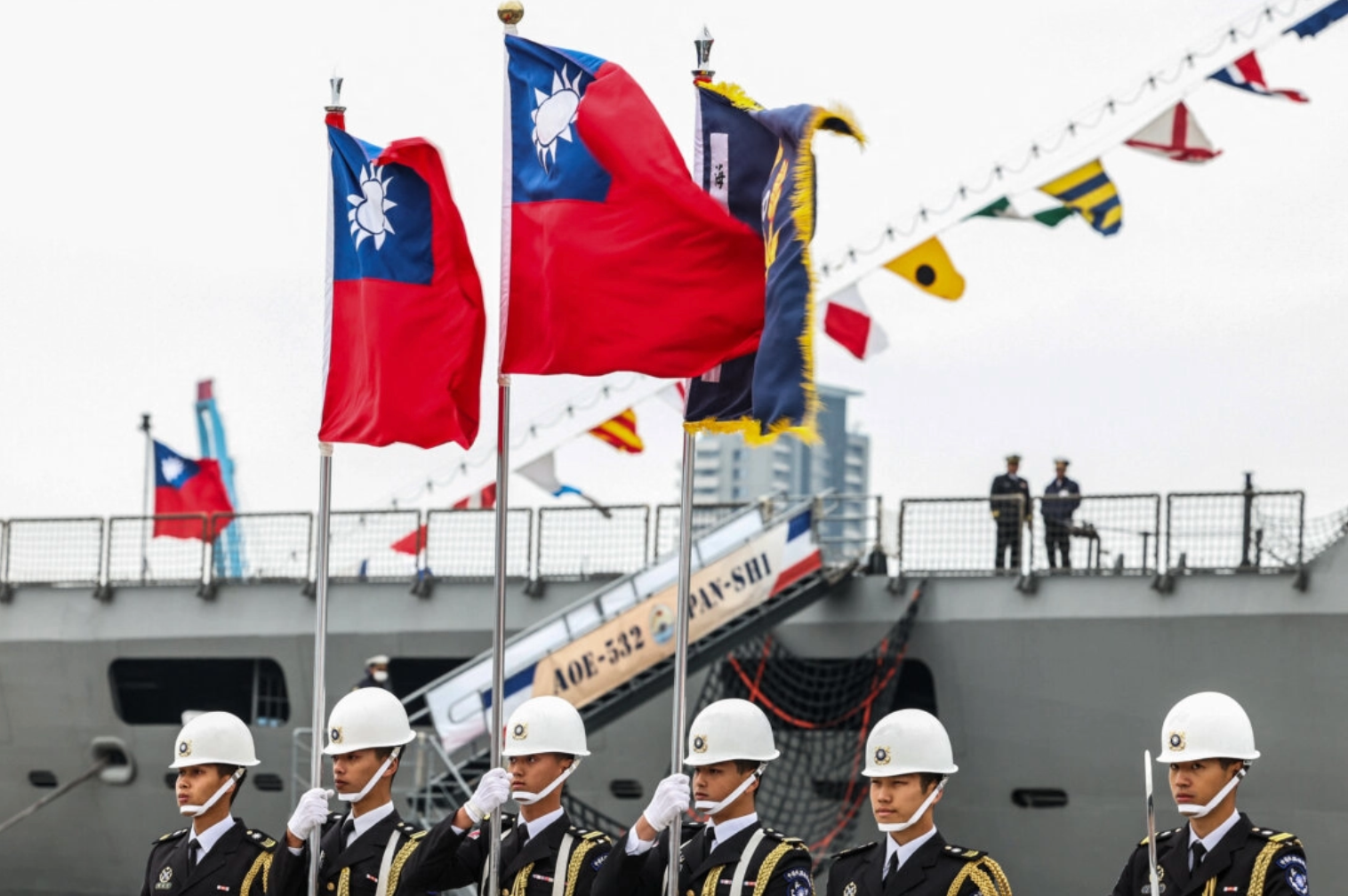 Taiwanese erewachten houden Taiwanese vlaggen vast tijdens een open dag voor het publiek in de haven van Keelung, Taiwan, op 17 maart 2025. I-haw Cheng / AFP via Getty Image