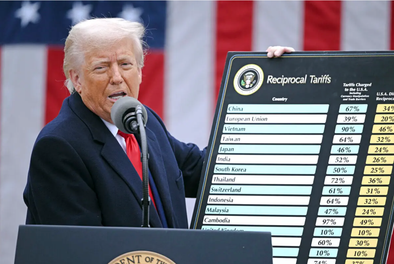 President Donald Trump houdt een grafiek vast terwijl hij toespraken houdt over wederzijdse tarieven in het Witte Huis op 2 april 2025. Brendan Smialowski/AFP via Getty Images.