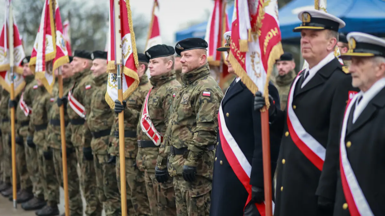 Officieren van het Poolse leger en de marine tijdens een parade op de Marinedag voor het ORP Błyskawica Scheepsmuseum in Gdynia, Polen, op 28 november 2024. Poolse Ministerie van Defensie/Flickr.