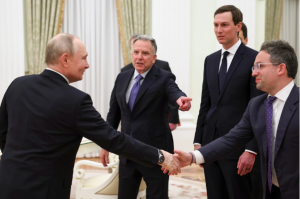 De Russische president Vladimir Poetin (links) begroet de gezanten van de Amerikaanse president Donald Trump — Steve Witkoff (midden links), Jared Kushner (tweede van rechts) en Josh Gruenbaum, hoofd van de Federal Acquisition Service bij de General Services Administration — in het Senaatspaleis van het Kremlin in Moskou, donderdag 22 januari 2026. Alexander Kazakov/Sputnik, Kremlin Pool Photo via AP