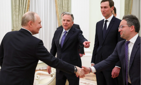 De Russische president Vladimir Poetin (links) begroet de gezanten van de Amerikaanse president Donald Trump — Steve Witkoff (midden links), Jared Kushner (tweede van rechts) en Josh Gruenbaum, hoofd van de Federal Acquisition Service bij de General Services Administration — in het Senaatspaleis van het Kremlin in Moskou, donderdag 22 januari 2026. Alexander Kazakov/Sputnik, Kremlin Pool Photo via AP