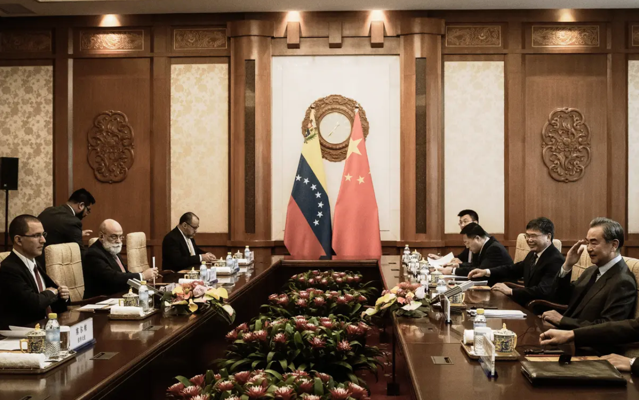 De Chinese minister van Buitenlandse Zaken Wang Yi (R) spreekt tijdens een ontmoeting met de Venezolaanse minister van Buitenlandse Zaken Jorge Arreaza (L) in het Diaoyutai State Guest House in Peking op 16 januari 2020. Foto: Ng Han Guan / Pool / Getty Images