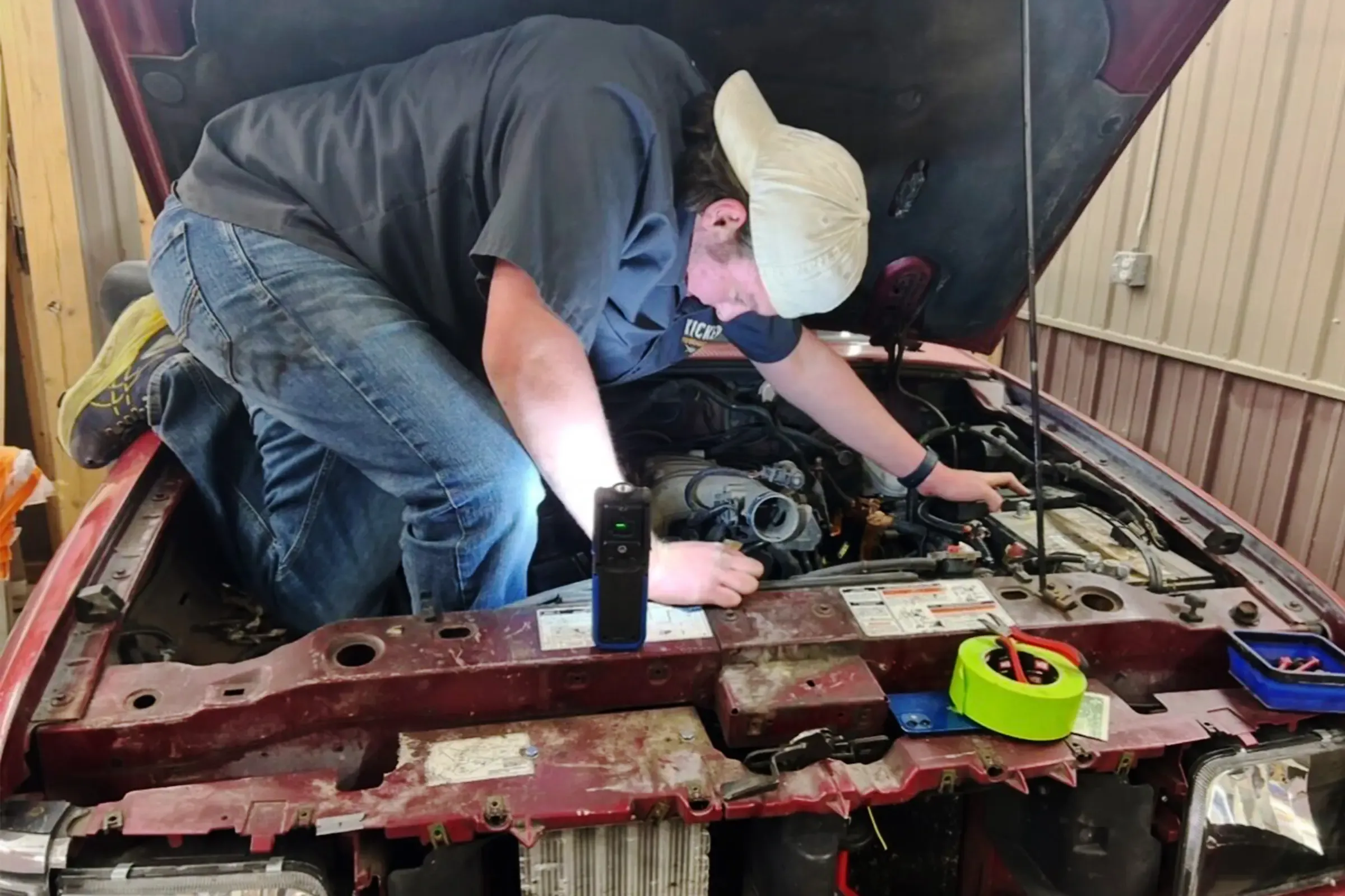 Isaac Rodden werkt aan zijn auto. Met dank aan Heather Rodden