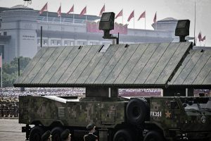 Radarapparatuur wordt tentoongesteld tijdens een militaire parade ter gelegenheid van de 80e verjaardag van de overwinning op Japan en het einde van de Tweede Wereldoorlog, op het Tiananmenplein in Peking op 3 september 2025. Pedro Pardo/AFP via Getty Images