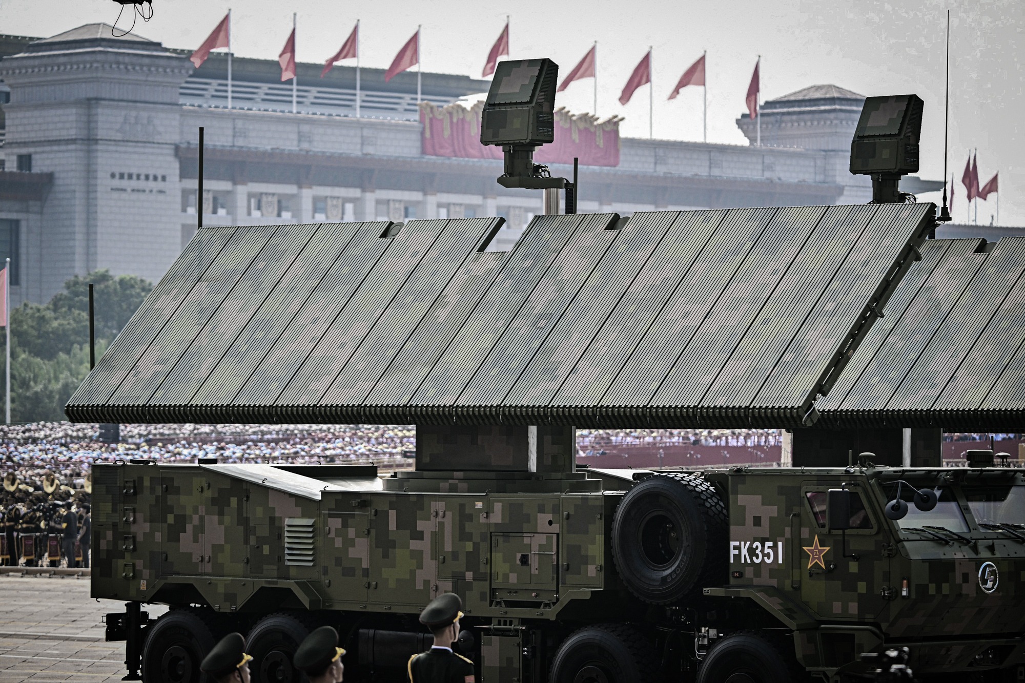 Radarapparatuur wordt tentoongesteld tijdens een militaire parade ter gelegenheid van de 80e verjaardag van de overwinning op Japan en het einde van de Tweede Wereldoorlog, op het Tiananmenplein in Peking op 3 september 2025. Pedro Pardo/AFP via Getty Images