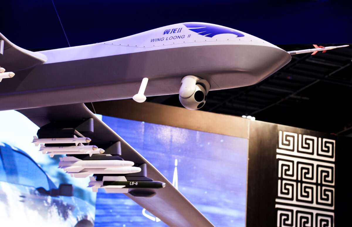 Een model van de Wing Loong II-drone met wapens van de China National Aero-Technology Import & Export Corp. tijdens een conferentie over militaire drones in Abu Dhabi, Verenigde Arabische Emiraten, op 25 februari 2018. Jon Gambrell/AP