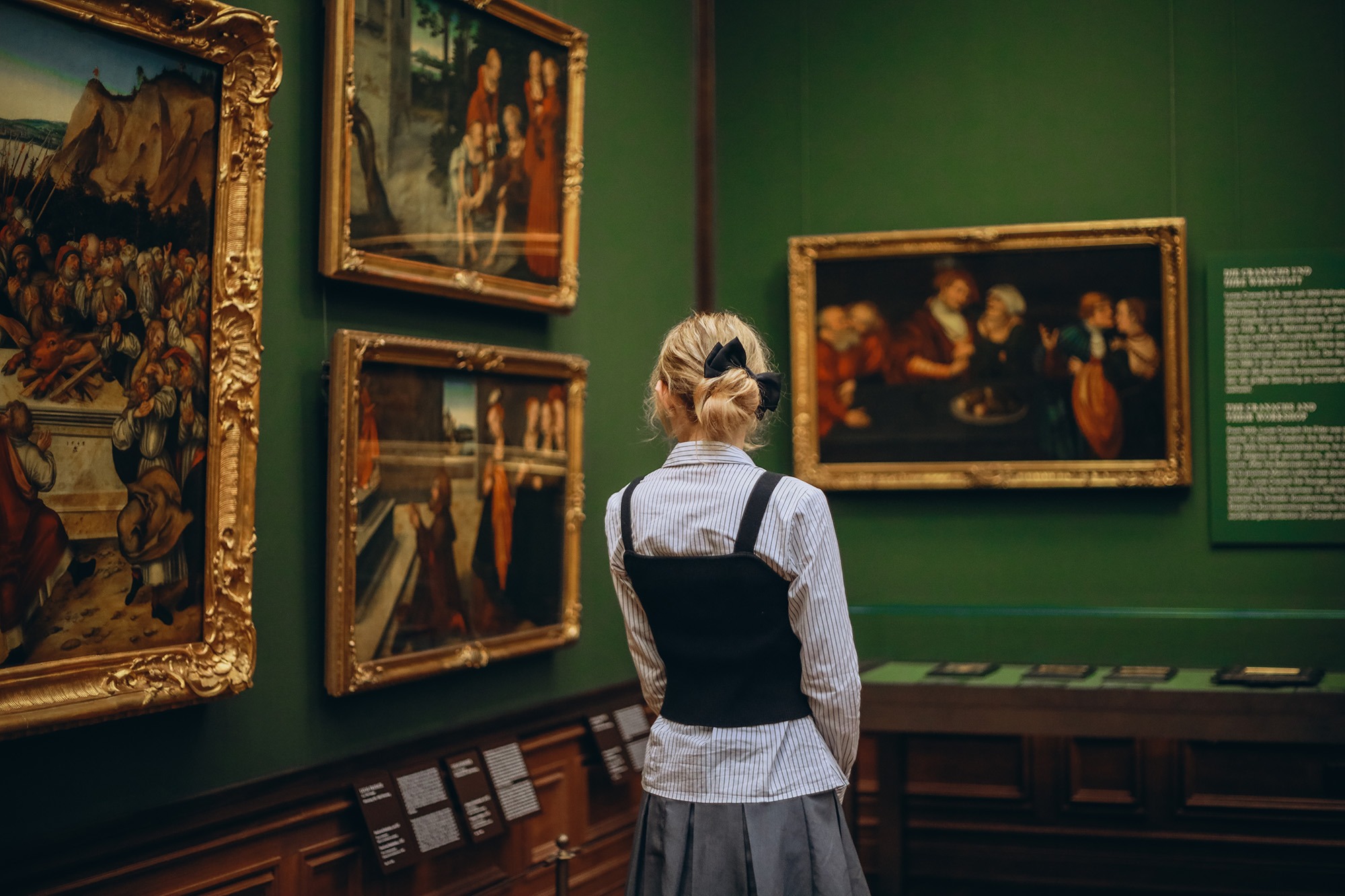 FOTO Kunstmusea zijn van oudsher ontworpen als plekken van bezinning. Ze nodigen bezoekers uit om te vertragen, te reflecteren en zich te verbinden met het kunstwerk. Toch lijkt die houding van aandacht en bewondering steeds zeldzamer te worden in het dagelijkse leven. Jane_Zh/Shutterstock
